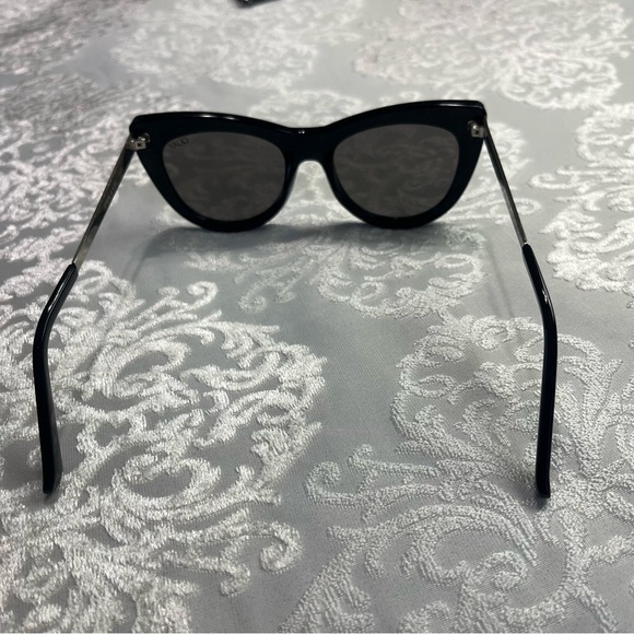 Quay Steal A Kiss Sunglasses - Picture 5 of 9